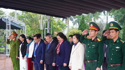Delegation of Quang Nam province offers incense at the special national relic of Quang Tri Citadel
