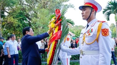 Thủ tướng Phạm Minh Chính dâng hương, dâng hoa tưởng niệm, tri ân các Anh hùng, liệt sĩ tại Điện Biên Phủ
