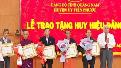 គណៈកម្មាធិការបក្សស្រុក Tien Phuoc បានប្រគល់ផ្លាកសញ្ញាបក្សពីថ្ងៃទី ៧ ដល់ថ្ងៃទី ៦ ខែវិច្ឆិកា សមាជិកបក្ស