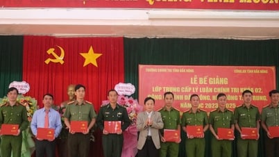 សិស្សសាលាខេត្ត Dak Nong ចំនួន ៧៣នាក់ បានទទួលសញ្ញាបត្រទ្រឹស្តីនយោបាយកម្រិតមធ្យម