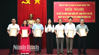 គណៈកម្មាធិការ​បក្ស​ខេត្ត​នៃ​ស្ថាប័ន​និង​សហគ្រាស​បាន​ផ្ដិត​មេដៃ​ក្រោយ​រយៈពេល​៣​ឆ្នាំ​នៃ​ការ​អនុវត្ត​សេចក្តី​សន្និដ្ឋាន​លេខ​០១​របស់​គណៈកម្មាធិការ​កណ្តាល​នៃ​ការិយាល័យ​នយោបាយ