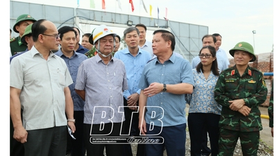 Minister of Agriculture and Rural Development Le Minh Hoan inspects response to storm No. 3 in Thai Binh