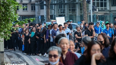People lined up from 2am to pay their respects to General Secretary Nguyen Phu Trong.