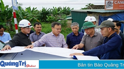 Überprüfung des Fortschritts der Rodungsarbeiten für das Van Ninh-Schnellstraßenprojekt