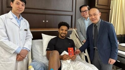 Footballer Nguyen Xuan Son discharged from hospital, celebrates Tet in Nam Dinh