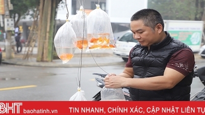 មនុស្ស​ដើរ​ទិញ​គ្រឿង​បូជា​ដើម្បី​បញ្ជូន​ព្រះ​ផ្ទះបាយ​ទៅ​ស្ថានសួគ៌