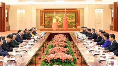 Chủ tịch Quốc hội Vương Đình Huệ hội đàm và ký thỏa thuận hợp tác với Ủy viên trưởng Nhân đại toàn quốc Trung Quốc Triệu Lạc Tế