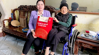 Đoàn đại biểu Quốc hội tỉnh thăm, tặng quà đại biểu Quốc hội các khoá đã nghỉ hưu trên địa bàn tỉnh