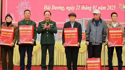 Senior Lieutenant General Trinh Van Quyet works and gives Tet gifts to armed forces and meritorious people in Hai Duong