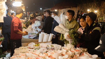 ផ្សារ​ផ្កា​ស្រស់​ធំ​បំផុត​របស់​ទីក្រុង​ហាណូយ​មាន​ភាព​អ៊ូអរ​ពេញ​មួយ​យប់​មុន​ថ្ងៃ​ទី 8 ខែ​មីនា