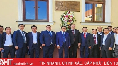គណៈប្រតិភូ Ha Tinh ទៅទស្សនាកន្លែងគោរពវិញ្ញាណក្ខន្ធលោកប្រធានហូជីមិញជាច្រើននៅស្លូវ៉ាគី
