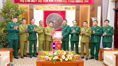 Hua Phan Provincial Police - Laos wishes Happy New Year to Nghe An Provincial Border Guard