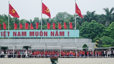 Hàng nghìn người xếp hàng dài vào Lăng viếng Chủ tịch Hồ Chí Minh