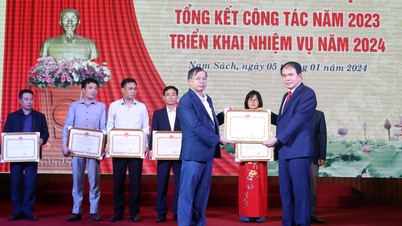 Nam Trung vinh dự đón nhận Cờ thi đua của Thủ tướng Chính phủ