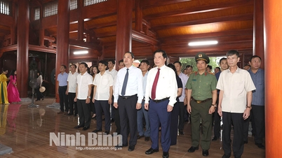 Provincial leaders' delegation offered incense on the occasion of the 79th anniversary of August Revolution and National Day 29