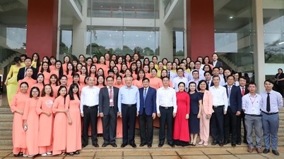 Ủy viên Bộ Chính trị, Phó Thủ tướng Thường trực Chính phủ Nguyễn Hòa Bình thăm Trường Tiểu học, THCS và THPT Hoàng Việt