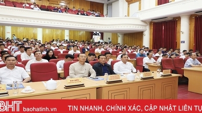 ថ្នាក់ដឹកនាំខេត្ត Ha Tinh ជួបសន្ទនាជាមួយធុរកិច្ច និងសហគ្រិន