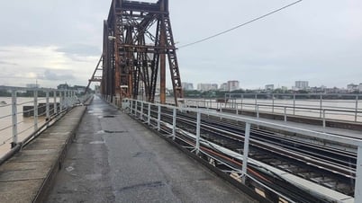 Long Bien bridge banned