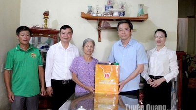 Bí thư Thành ủy Tuyên Quang Tạ Đức Tuyên tặng quà người cao tuổi xã Thái Long