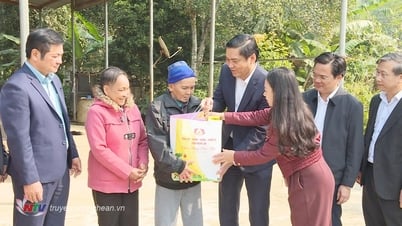 รองเลขาธิการพรรคประจำจังหวัดเยี่ยมและอวยพรปีใหม่แก่อำเภอบนภูเขาบางแห่ง
