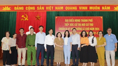 หัวหน้าฝ่ายโฆษณาชวนเชื่อของคณะกรรมการพรรคการเมืองพบปะกับผู้มีสิทธิเลือกตั้งที่อาศัยอยู่ในเขตอันเบียน เขตเลจัน