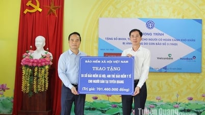 Trao tặng 400 thẻ BHYT, 55 sổ BHXH cho người dân bị ảnh hưởng bởi bão số 3