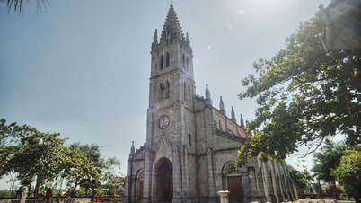 Observando la iglesia de piedra de más de 100 años de antigüedad en Nghe An