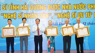 Bí thư Tỉnh uỷ Hải Dương Trần Đức Thắng chúc mừng Nghệ sĩ Nhân dân, Nghệ sĩ Ưu tú mới được phong tặng