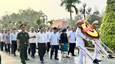 Đoàn đại biểu dự khai mạc Hội chợ Công thương khu vực Tây Bắc tri ân anh hùng liệt sĩ