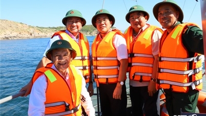 Provincial leaders survey coastal route