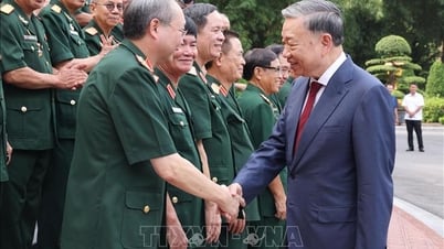 អគ្គលេខាធិការ និងជាប្រធាន To Lam ជួបជាមួយអតីតយុទ្ធជននៃកងពលលេខ ៣០៨