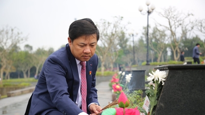 ថ្នាក់ដឹកនាំខេត្ត Quang Nam ថ្វាយផ្កា និងធូប ឧទ្ទិសកុសលជូនដល់វិញ្ញាណក្ខន្ធមាតា និងយុទ្ធជនពលី។