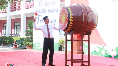 លេខាបក្សខេត្ត Thai Thanh Quy បានចូលរួមពិធីបើកនៅវិទ្យាល័យ Huynh Thuc Khang។