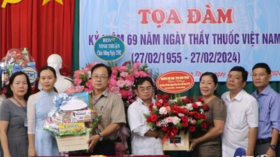 ថ្នាក់ដឹកនាំគណៈកម្មាធិការមជ្ឈិមរណសិរ្សមាតុភូមិវៀតណាមខេត្ត បានទៅសួរសុខទុក្ខ និងអបអរសាទរទិវាគ្រូពេទ្យវៀតណាម