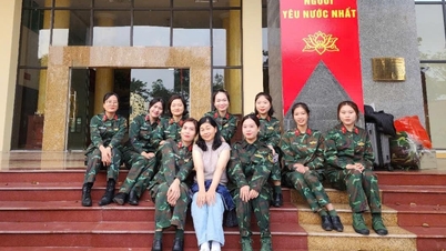 하이즈엉의 여군 10명이 국가통일 50주년을 기념하는 퍼레이드에 참여했습니다.