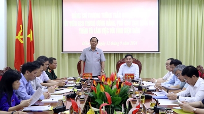 Generalleutnant Tran Quang Phuong, stellvertretender Vorsitzender der Nationalversammlung, arbeitete mit den Führern der Provinz Dien Bien zusammen.