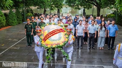 ទីក្រុង Ninh Binh អុជធូបក្នុងឱកាសរំលឹកខួបលើកទី ៧៩ នៃបដិវត្តន៍ខែសីហា និងទិវាជាតិ ២៩