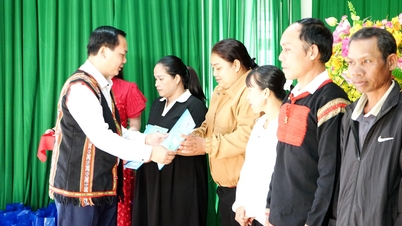 ប្រគល់សៀវភៅធានារ៉ាប់រងសង្គម និងប័ណ្ណធានារ៉ាប់រងសុខភាពដល់ប្រជាពលរដ្ឋក្រីក្រនៅឃុំអៀទៀវ