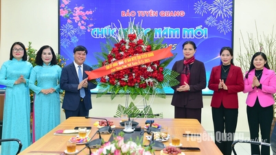Secretary of the Provincial Party Committee Ha Thi Nga visited and wished a Happy New Year to Tuyen Quang Newspaper