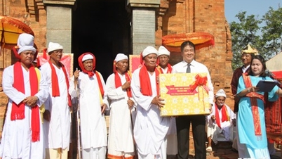 សមមិត្ត Nguyen Long Bien សមាជិកគណៈកម្មាធិការបក្សខេត្ត អនុប្រធានគណៈកម្មាធិការប្រជាជនខេត្តបានចូលរួមពិធីបុណ្យ Kate នៅប៉ម Po Klong Garai។