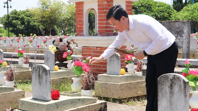 ប្រធានគណៈកម្មាធិការប្រជាជនខេត្ត អុជធូបនៅរមណីយដ្ឋានប្រវត្តិសាស្ត្រ Truong Bon