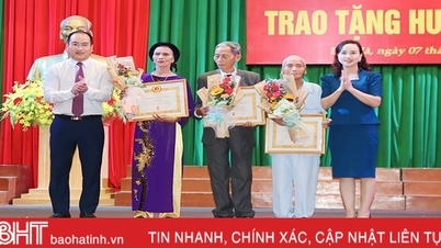Loc Ha បានប្រគល់ផ្លាកសញ្ញាបក្សដល់សមាជិកបក្សចំនួន ៤៣ នាក់។