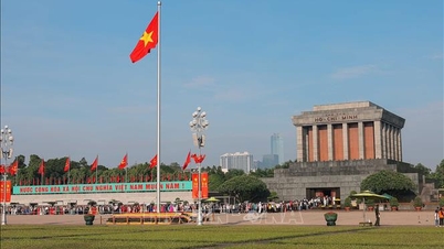 មនុស្ស​ជាង​៣​ម៉ឺន​នាក់​បាន​ទៅ​ទស្សនា​ផ្នូរ​របស់​ពូ​លោក​ហូ​កាលពី​ថ្ងៃ​ទី​២ កញ្ញា ។