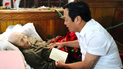 សមមិត្ត Le Van Hieu បានទៅសួរសុខទុក្ខ និងជូនអំណោយដល់ប្រជាជនដែលចូលរួមដោយផ្ទាល់ក្នុងយុទ្ធនាការ Dien Bien Phu។