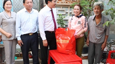 សមមិត្ត Pham Van Hau លេខាអចិន្ត្រៃយ៍គណៈកម្មាធិការបក្សខេត្ត ប្រធានក្រុមប្រឹក្សាប្រជាជនខេត្ត បានចុះសួរសុខទុក្ខ និងប្រគល់អំណោយបុណ្យតេតដល់ជនក្រីក្រ។