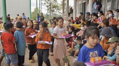 អាវពណ៌សរីករាយមុនឆ្នាំសិក្សាថ្មី។