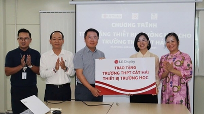 Trao tặng thiết bị trường học cho Trường THPT Cát Hải, huyện Cát Hải