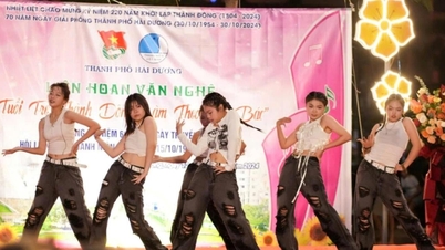 Phố đi bộ Bạch Đằng sôi động sau hơn 1 tháng dừng hoạt động