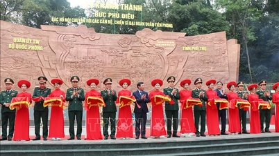 พิธีเปิดงานประติมากรรมนูนต่ำ “ลุงโฮคุยกับกองทหารแนวหน้า” ณ วัดหุ่ง