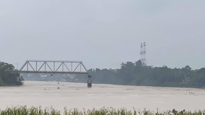 Kinh hoàng giây phút sập cầu Phong Châu ở Phú Thọ, 10 ô tô, 13 nạn nhân rơi xuống sông